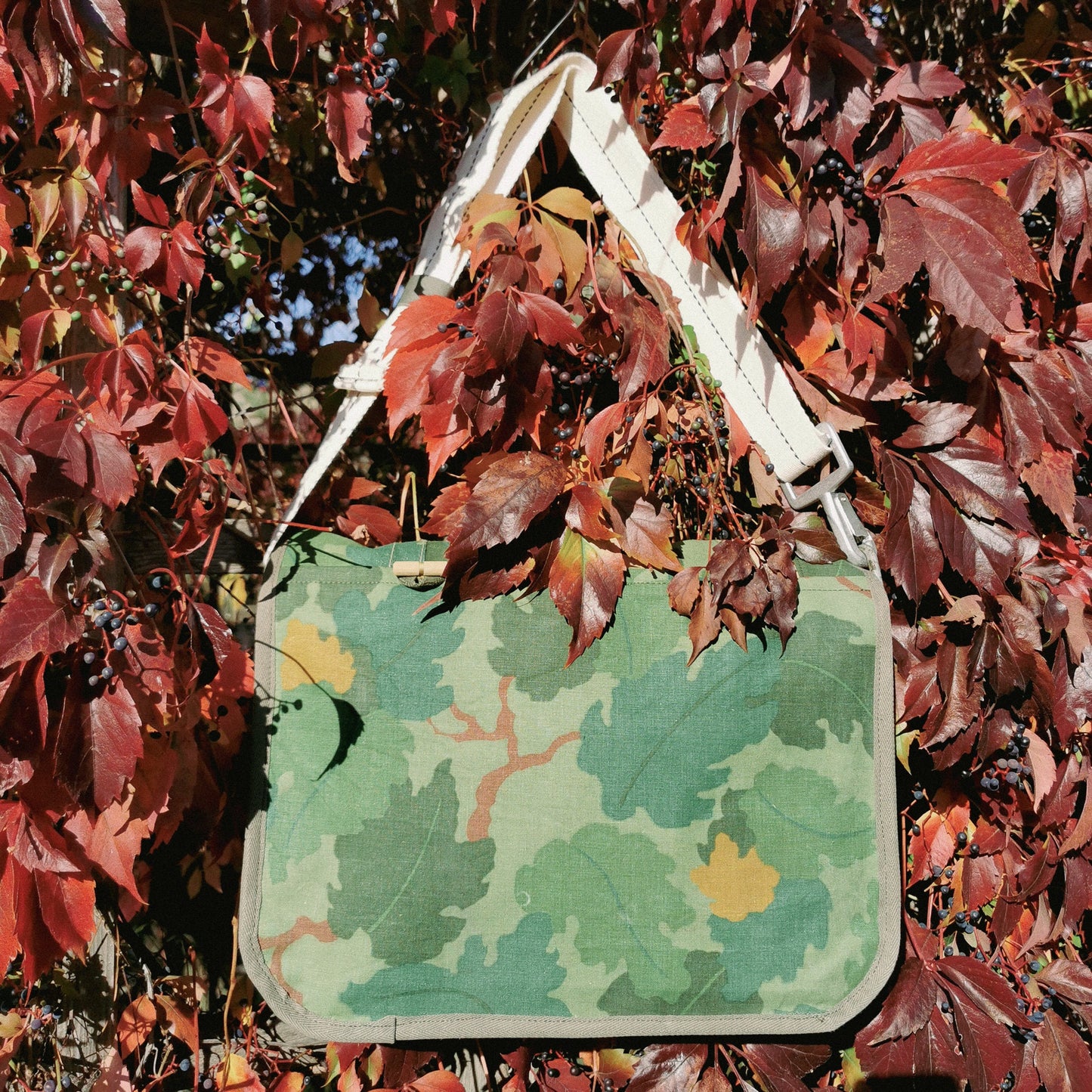 M-0134 Messenger Bag in Mitchell pattern - II/II - Wine Leaf